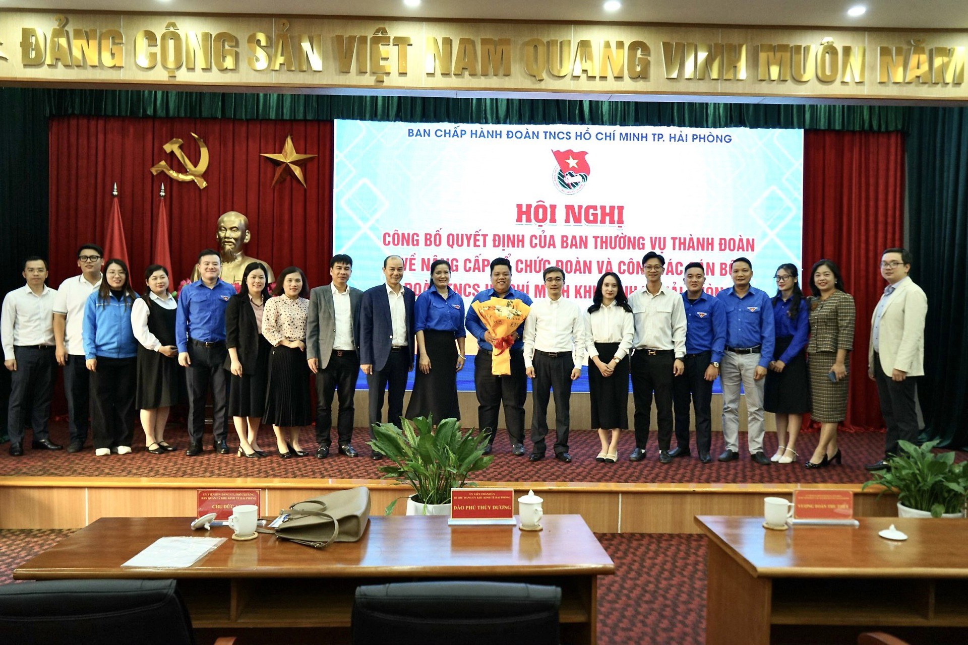 |HỘI NGHỊ CÔNG BỐ QUYẾT ĐỊNH CỦA BAN THƯỜNG VỤ THÀNH ĐOÀN VỀ NÂNG CẤP TỔ CHỨC ĐOÀN VÀ CÔNG TÁC CÁN BỘ ĐOÀN TNCS HỒ CHÍ MINH KHU KINH TẾ HẢI PHÒNG|