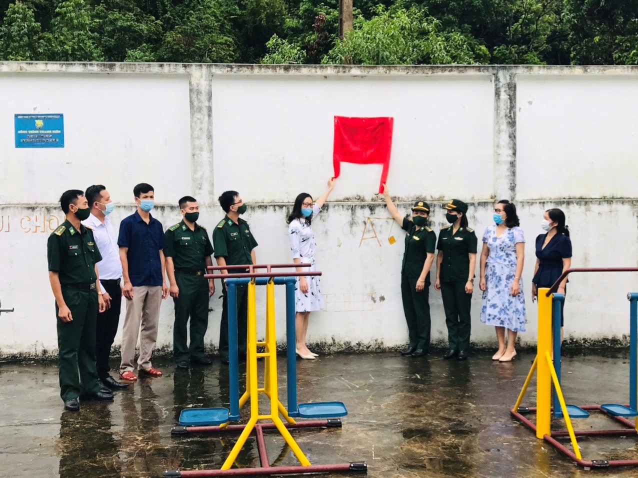 Đoàn Thanh niên BĐBP phối hợp với Hội Phụ nữ BĐBP Thành phố tặng sân chơi cho thiếu nhi xã Hiền Hào, huyện Cát Hải