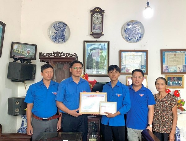 Nam Định: Trao huy hiệu “Tuổi trẻ dũng cảm” cho đoàn viên Bùi Hải An