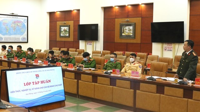 Tổ chức tập huấn cho cán bộ đoàn cấp cơ sở