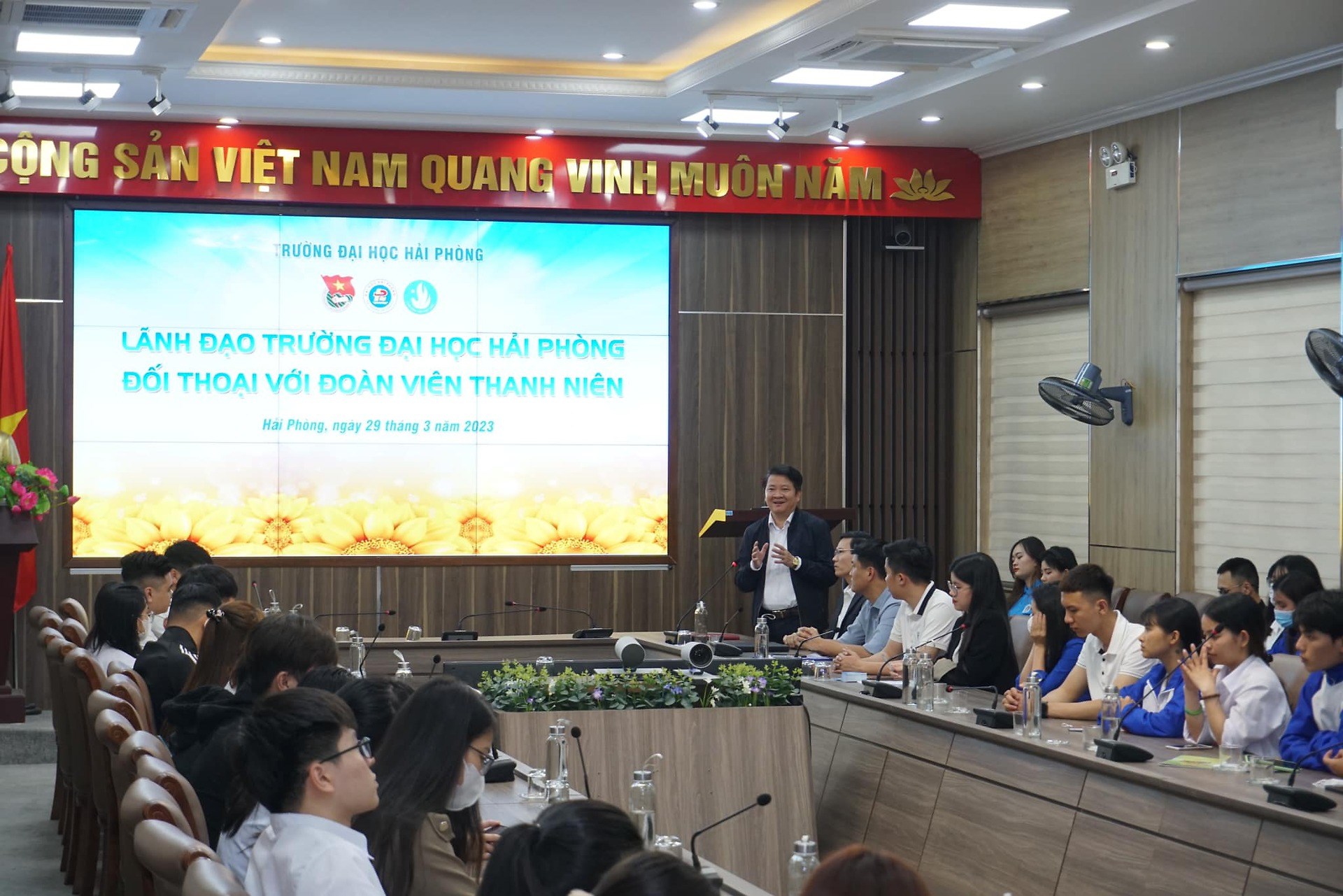 CHƯƠNG TRÌNH LÃNH ĐẠO ĐẢNG UỶ ĐỐI THOẠI VỚI ĐOÀN VIÊN, SINH VIÊN