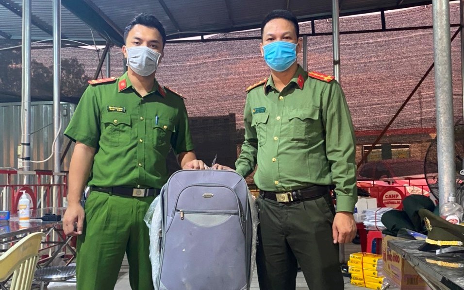 Chốt kiểm soát dịch bệnh Covid-19 khu vực cầu Nghìn (Vĩnh Bảo): Trao trả lại tài sản cho người để quên tại chốt