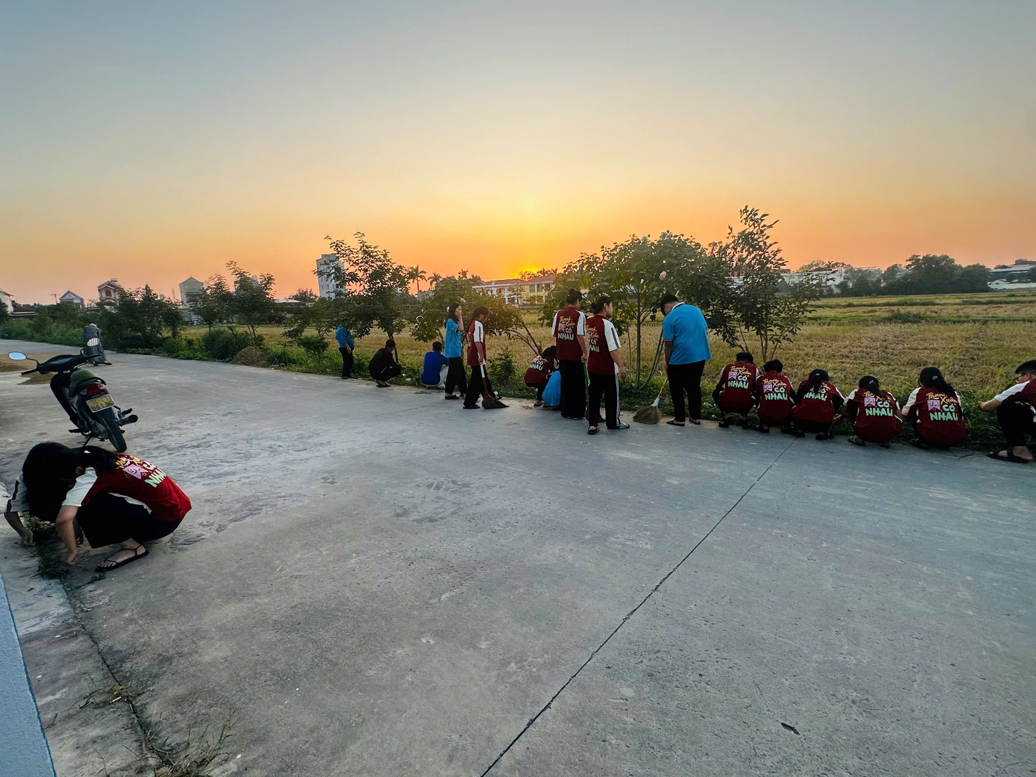 ĐOÀN PHƯỜNG RA QUÂN CHĂM SÓC VƯỜN HOA THANH NIÊN.