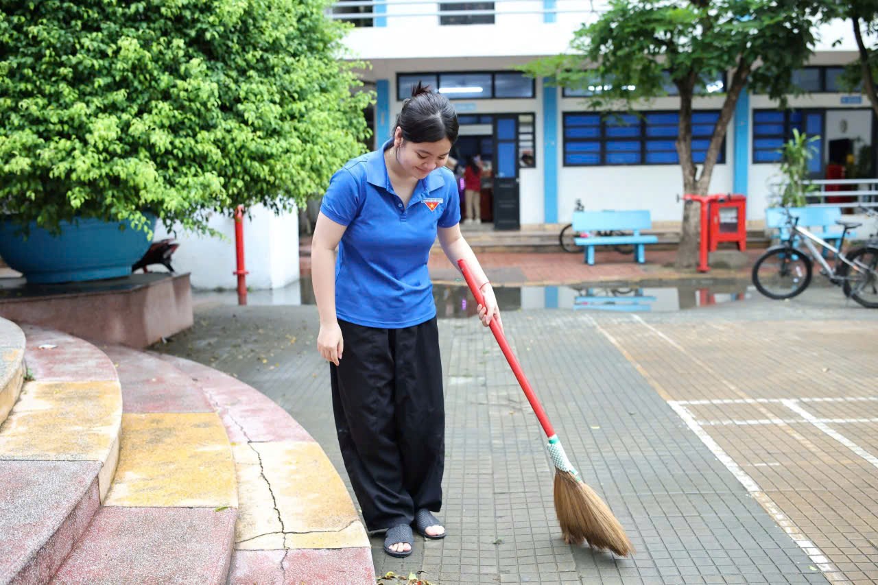 Đoàn Trường Đại học Quản lý và Công nghệ Hải Phòng tổ chức ra quân Ngày chủ nhật xanh dọn vệ sinh khuôn viên trường