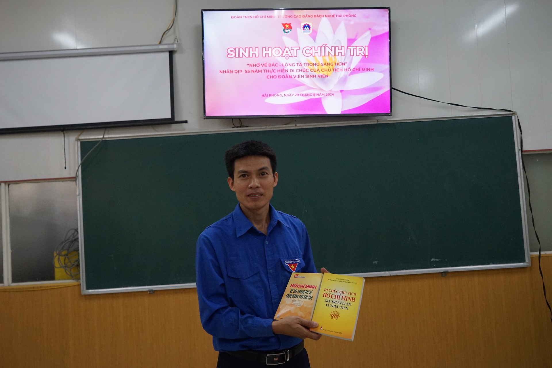 Đoàn TN Trường Cao đẳng Bách nghệ tổ chức sinh hoạt chính trị "Nhớ về Bác - Lòng ta trong sáng hơn"