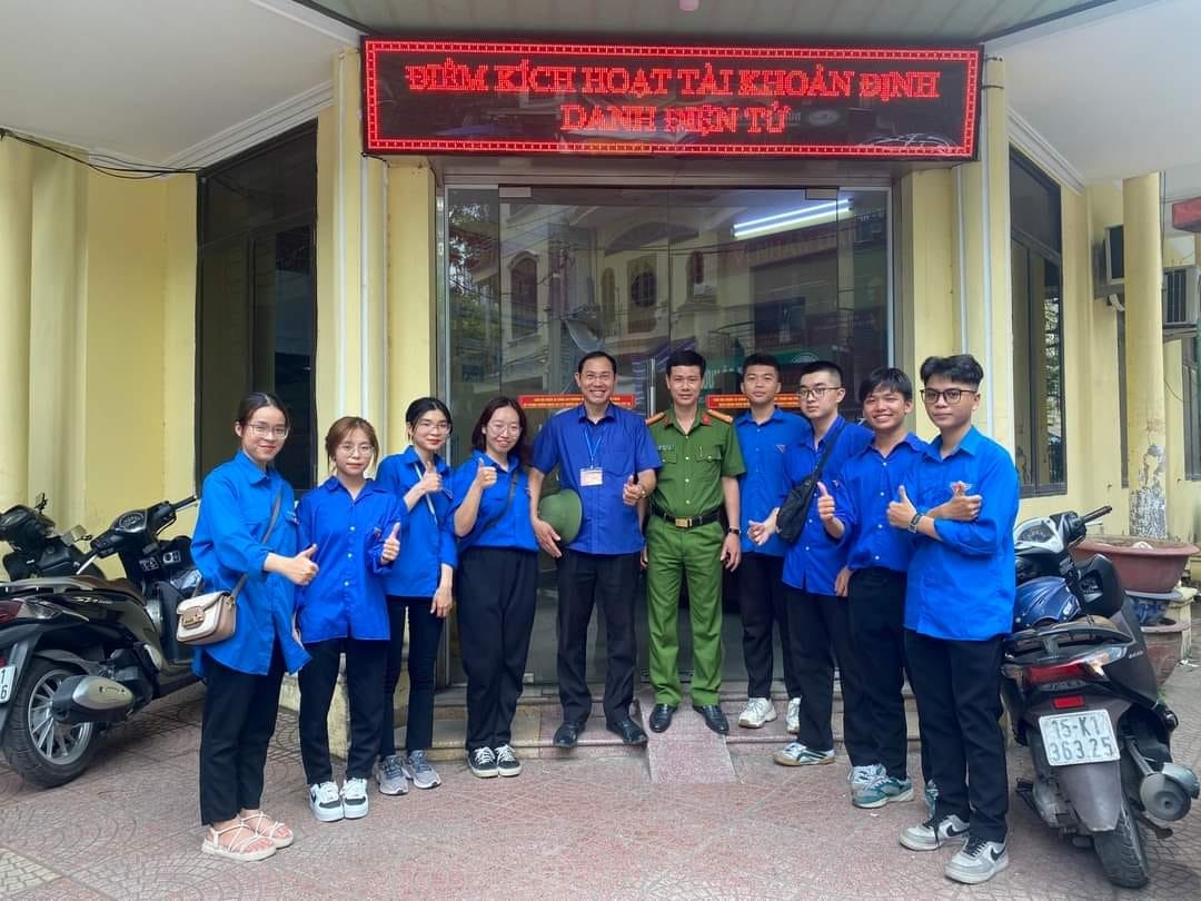 Hưởng ứng ngày Chuyển đổi số Quốc gia, Đoàn TNCS Hồ Chí Minh trường Cao đẳng Bách nghệ Hải Phòng ra quân hỗ trợ người dân thực hiện dịch vụ công trực tuyến, xác minh mã định danh VNEID