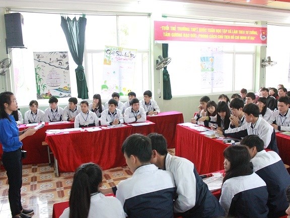 Sinh hoạt chi đoàn với chủ đề “Quyền và nghĩa vụ công dân tuổi 18”