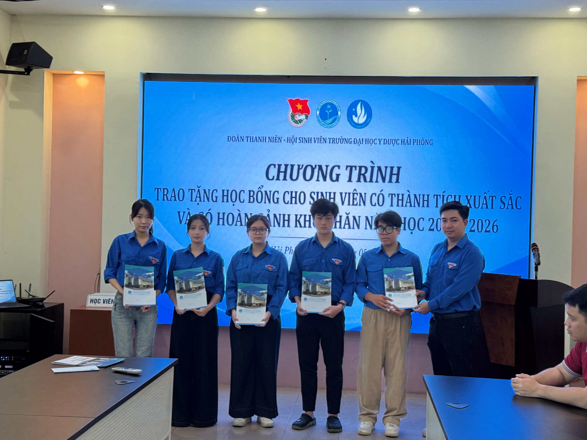 CHƯƠNG TRÌNH TRAO TẶNG HỌC BỔNG SINH VIÊN NĂM HỌC 2025 - 2026: "ĐỒNG HÀNH CÙNG NHỮNG Ý CHÍ ĐIỂN HÌNH" - TRƯỜNG ĐẠI HỌC Y DƯỢC HẢI PHÒNG