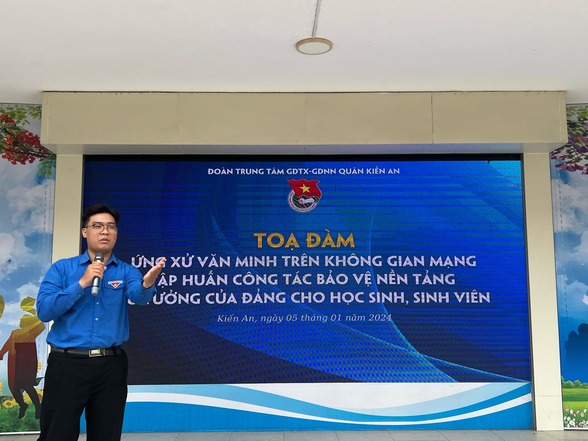 Quận Kiến An: Trung tâm GDNN-GDTX quận tổ chức tọa đàm "Ứng xử văn minh trên không gian mạng - Tập huấn công tác bảo vệ nền tảng tư tưởng của Đảng cho học sinh, sinh viên"