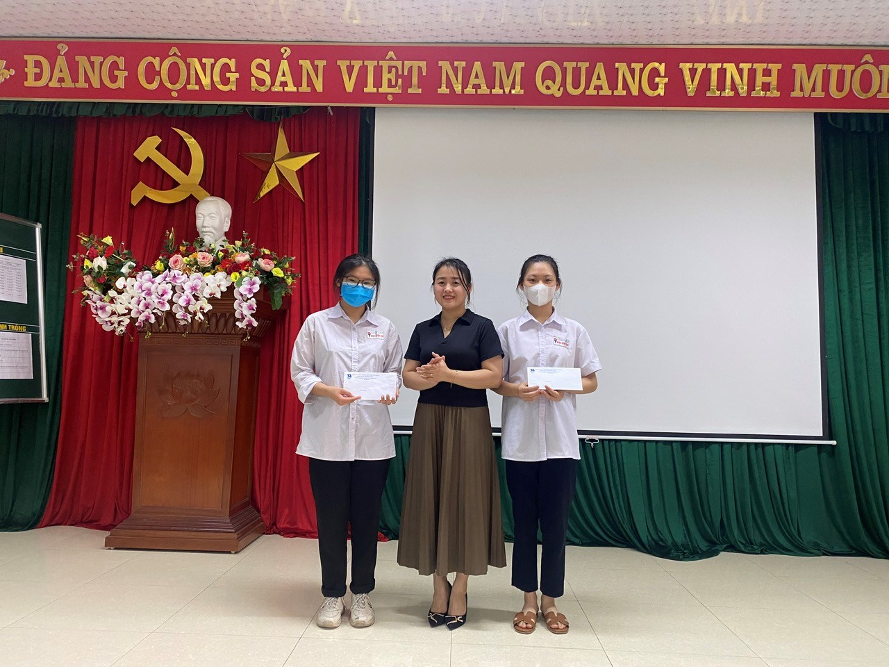 TRUNG TÂM GDNN&GDTX TỔ CHỨC QUYÊN GÓP TẶNG QUÀ HỌC SINH CÓ HOÀN CẢNH KHÓ KHĂN NĂM HỌC 2022 - 2023