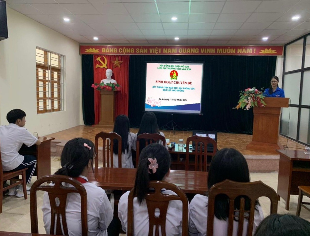 Liên đội trường THCS Vạn Sơn tổ chức sinh hoạt chuyên đề "Xây dựng tình bạn đep - Nói không với bạo lực học đường"