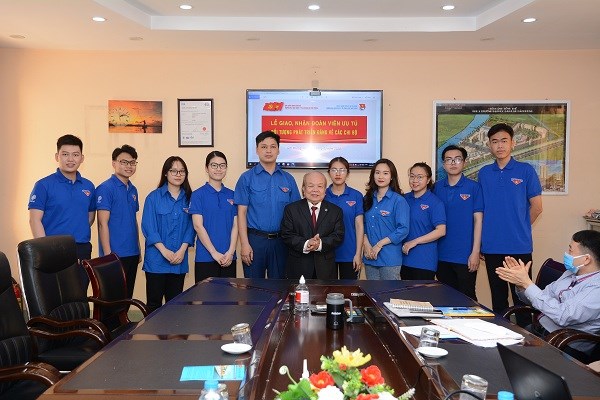 Lễ giao, nhận đoàn viên ưu tú đối tượng phát triển Đảng về các chi bộ