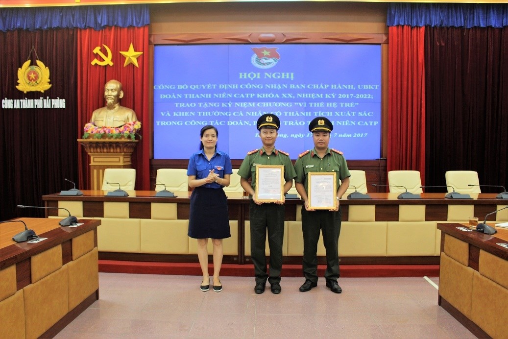 Đoàn Thanh niên Công an thành phố: Hội nghị công bố quyết định công nhận Ban Chấp hành, Ủy ban kiểm tra Đoàn thanh niên CATP khóa XX, nhiệm kỳ 2017-2022; trao tặng Kỷ niệm chương “Vì thế hệ trẻ” và khen thưởng các cá nhân có thành tích xuất sắc trong