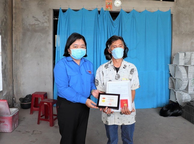 Trung ương Đoàn truy tặng Huy hiệu tuổi trẻ dũng cảm cho dân quân tự vệ hy sinh