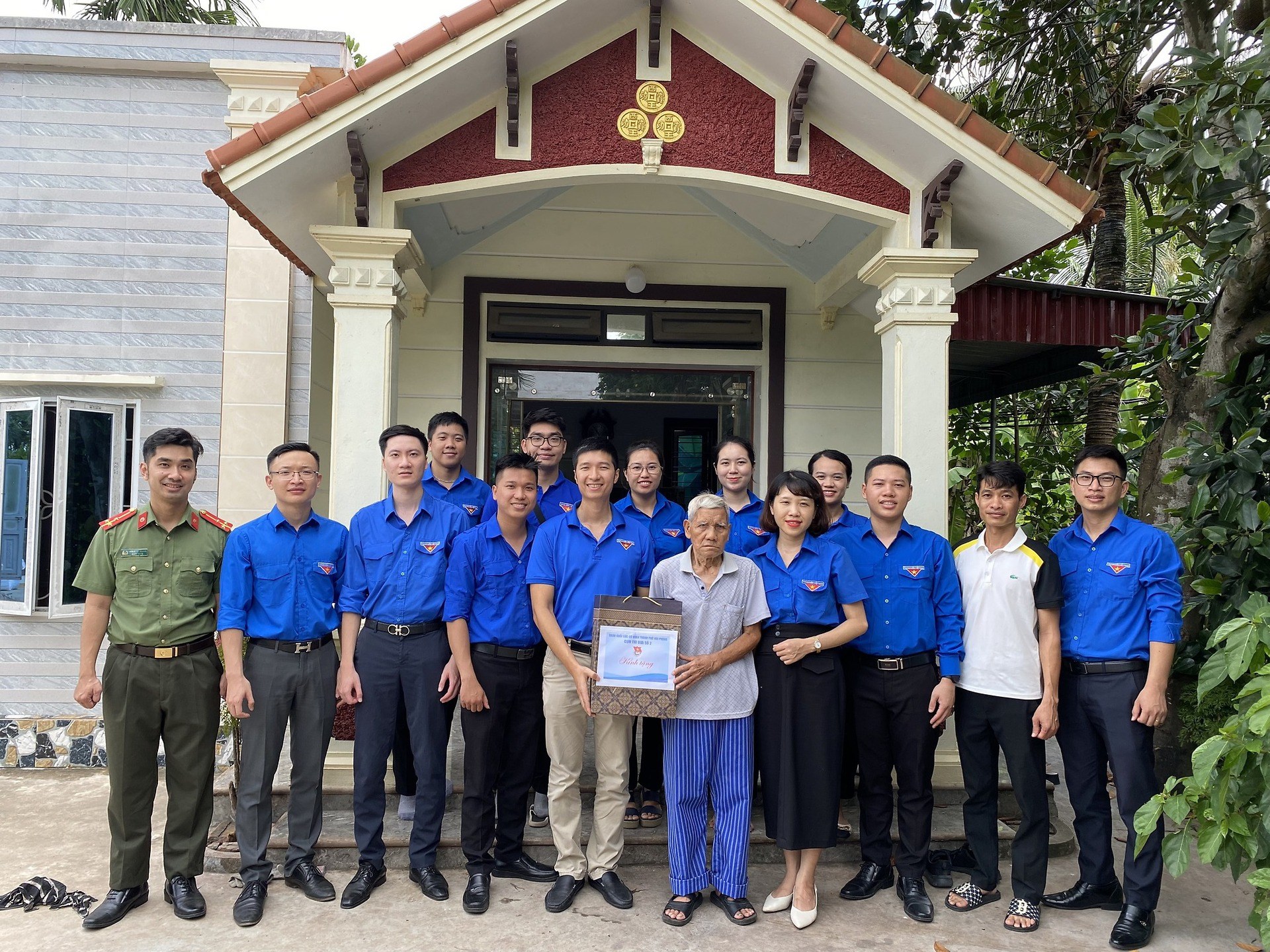 HUYỆN ĐOÀN TIÊN LÃNG TẶNG QUÀ CỰU THANH NIÊN XUNG PHONG, NGƯỜI BỊ NHIỄM CHẤT ĐỘC DA CAM CÓ HOÀN CẢNH KHÓ KHĂN TRÊN ĐỊA BÀN NHÂN KỶ NIỆM 73 NĂM NGÀY TRUYỀN THỐNG THANH NIÊN XUNG PHONG (15/7/1950 - 15/7/2023)