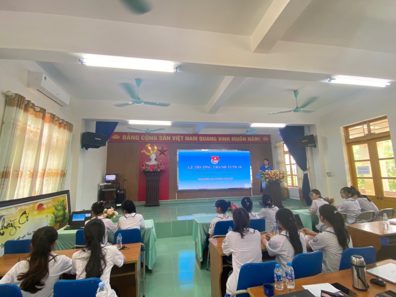 CHI ĐOÀN TRUNG TÂM GDNN&GDTX QUẬN TỔ CHỨC LỄ TRƯỞNG THÀNH TUỔI 18 VÀ BÀN GIAO HỌC SINH VỀ SINH HOẠT TẠI ĐỊA PHƯƠNG
