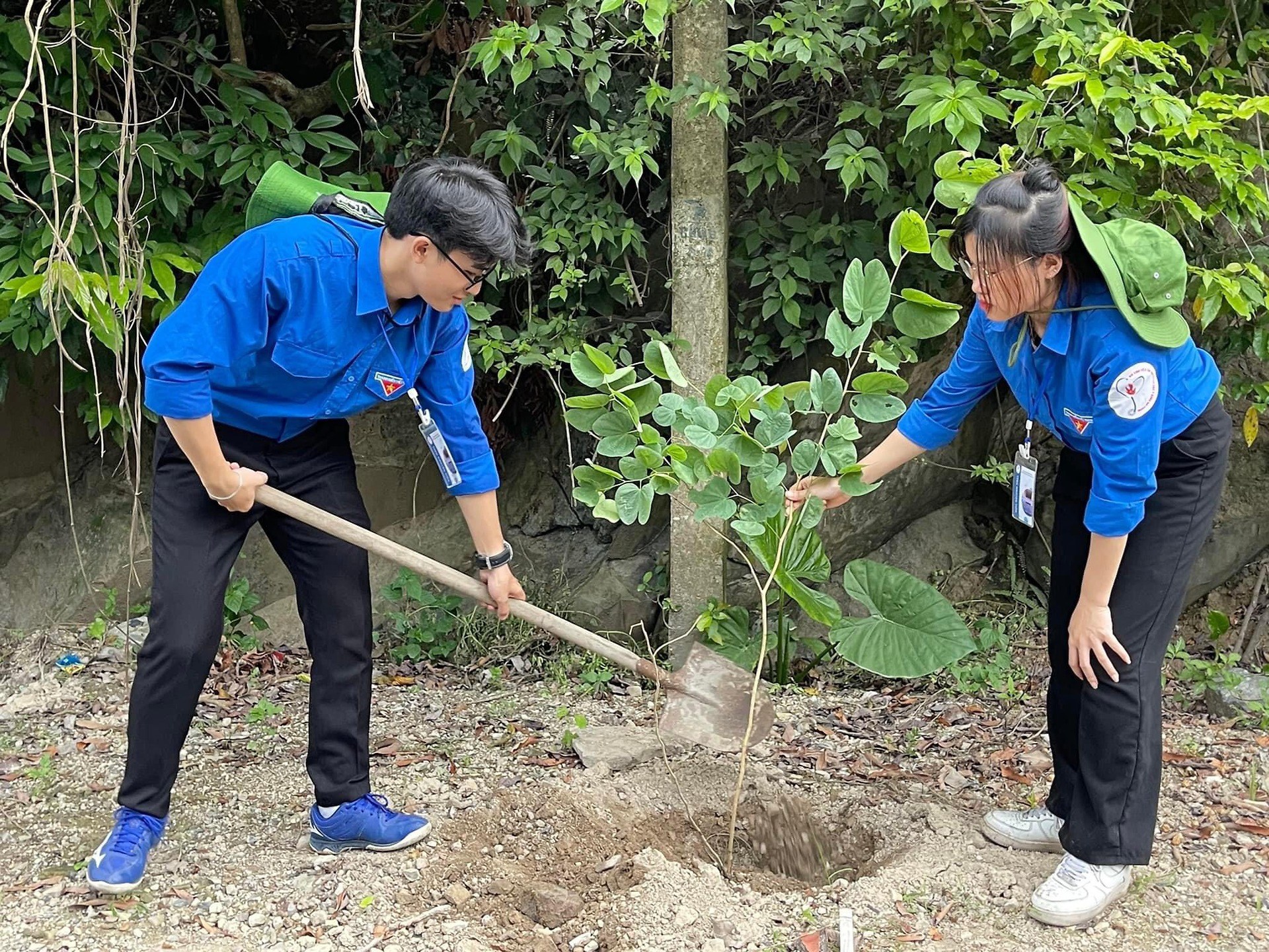 [NHẬT KÝ MÙA HÈ XANH 2023] - RA QUÂN HOẠT ĐỘNG TRỒNG CÂY XANH VÀ DỌN VỆ SINH MÔI TRƯỜNG TẠI XÃ TRÂN CHÂU, HUYỆN CÁT HẢI