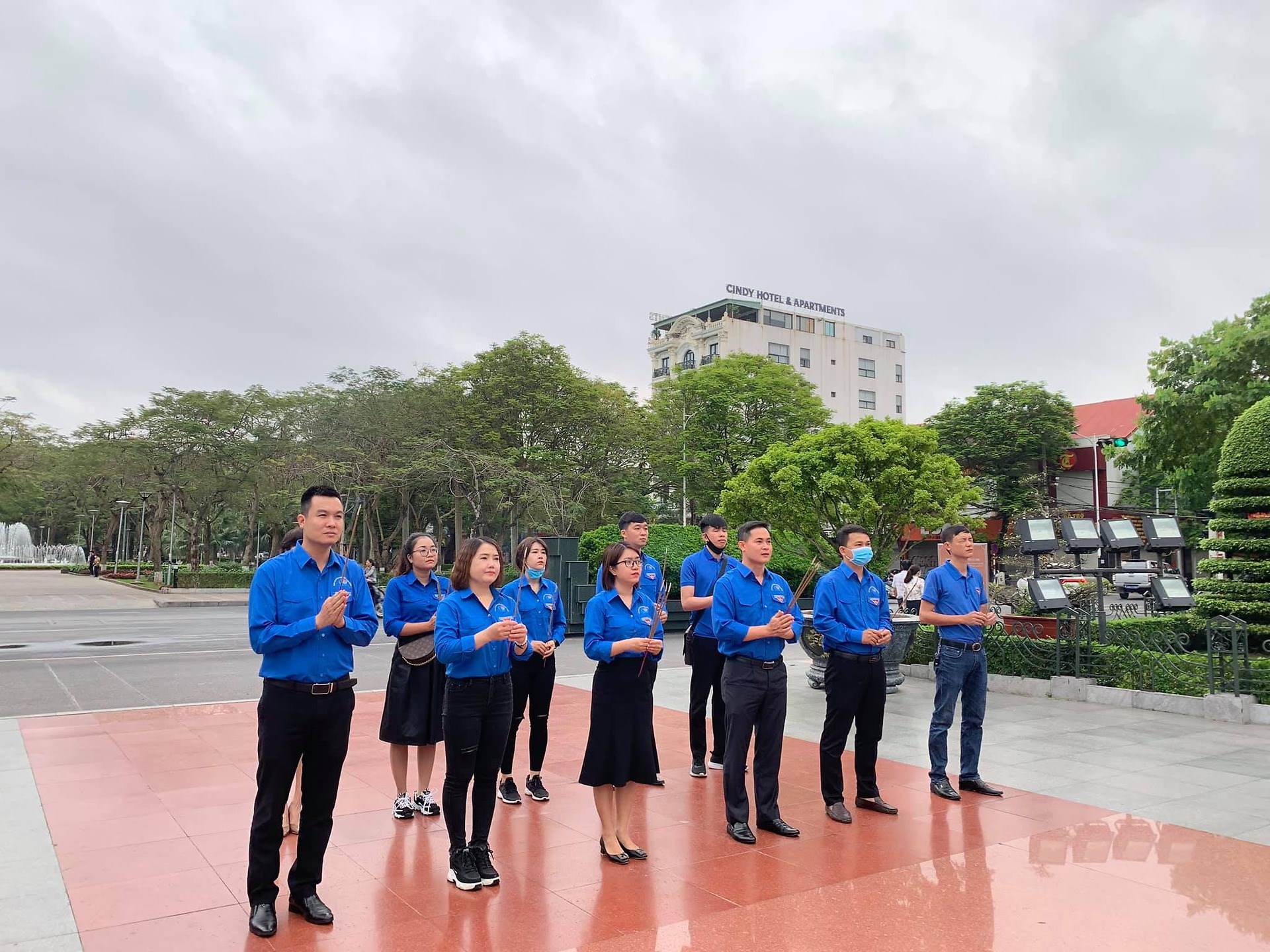 Ban Thường vụ Đoàn Khối tổ chức dâng hương tại tượng đài Nữ tướng Lê Chân, đến thăm phòng truyền thống trường THPT Ngô Quyền, dâng hương tại Nhà tưởng niệm lãnh tụ Nguyễn Đức Cảnh, dâng hương tại Nghĩa tran
