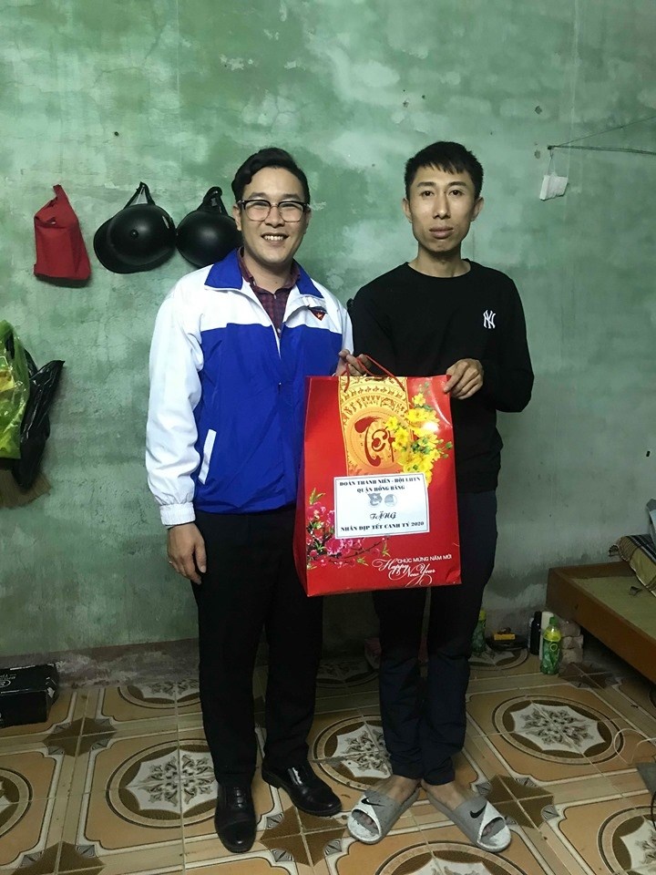 Đoàn Thanh niên - Hội LHTN Việt Nam quận Hồng Bàng tặng quà thanh niên ảnh hưởng chất độc da cam DIOXIN nhân dịp Tết Nguyên đán Canh Tý 2020