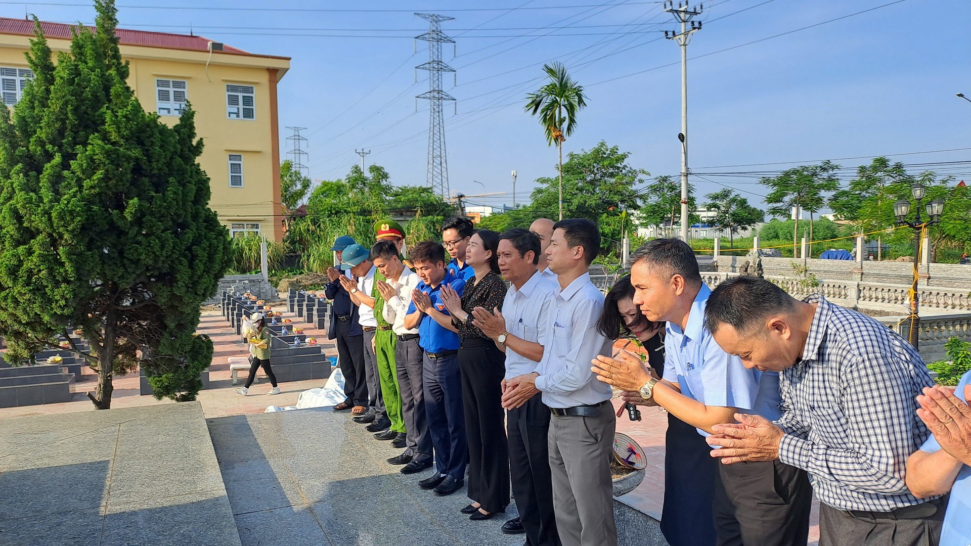 “LỄ THẮP NẾN TRI ÂN” CÁC ANH HÙNG LIỆT SĨ NĂM 2023 TẠI XÃ HỒNG PHONG