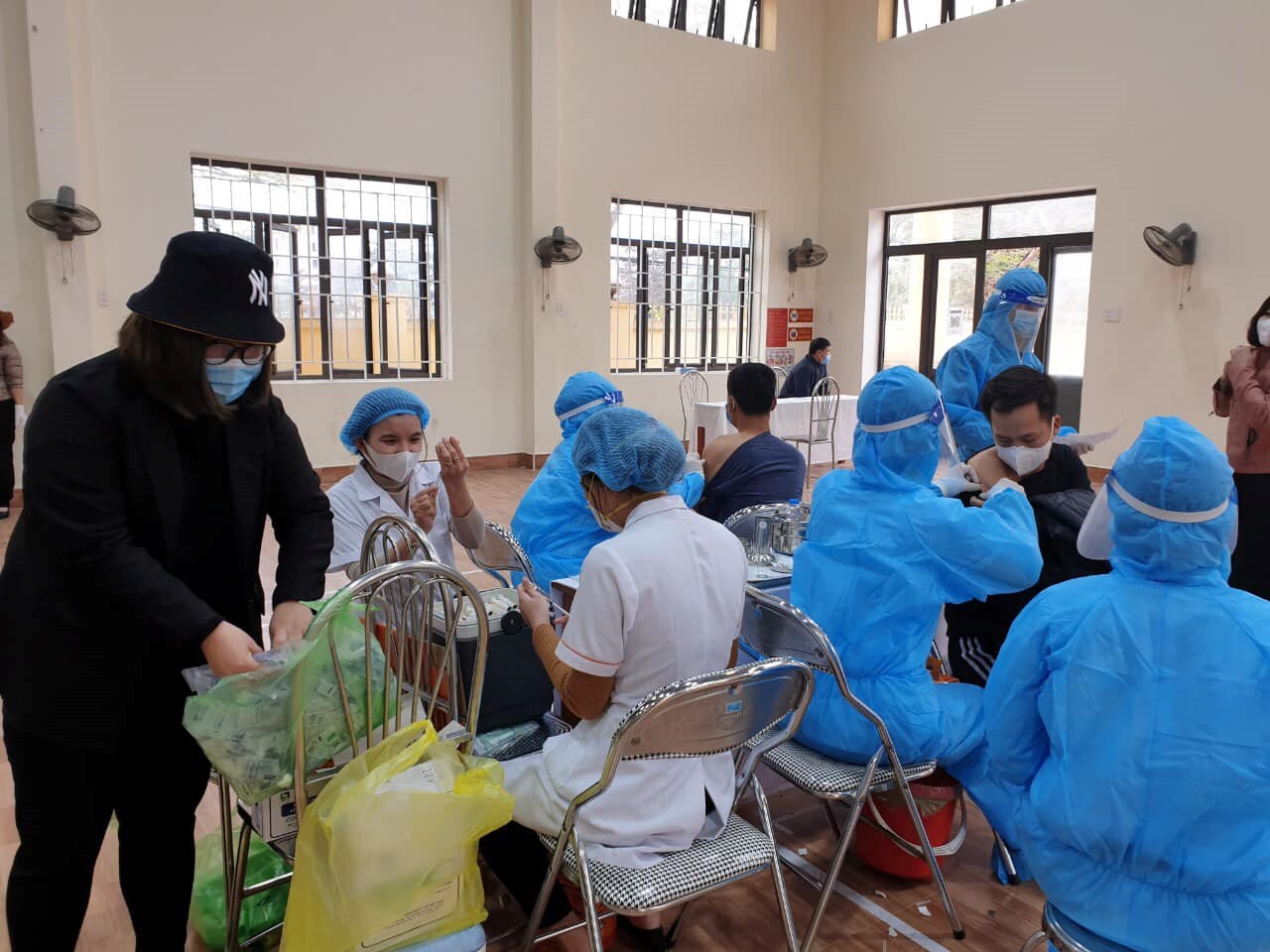 Đội hình TN tình nguyện hỗ trợ các Trạm y tế lưu động, Tổ chăm sóc cộng đồng tại địa phương