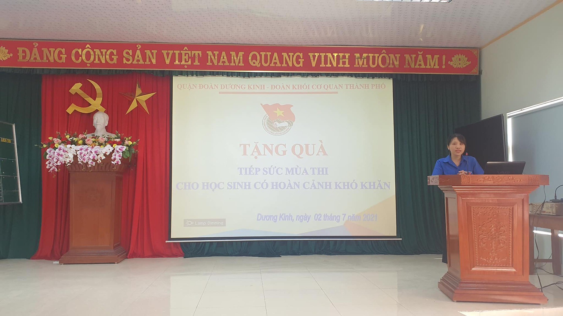Đoàn thanh niên Khối các cơ quan thành phố phối hợp với Quận đoàn Dương Kinh tổ chức tặng quà cho 05 học sinh lớp 12 chuẩn bị bước vào kỳ thi tốt nghiệp THPT Quốc gia có hoàn cảnh khó khăn trên địa bàn quận.