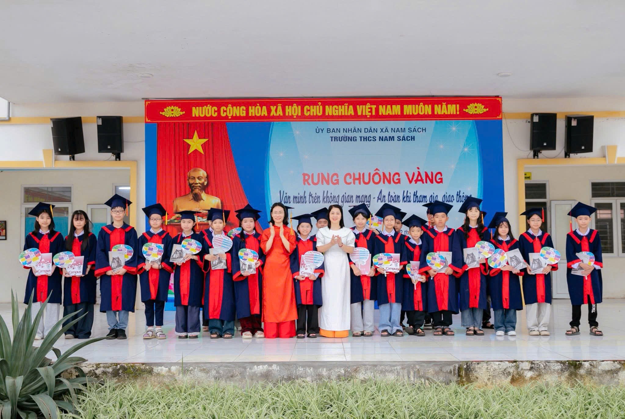 NAM SÁCH TỔ CHỨC NGOẠI KHÓA “RUNG CHUÔNG VÀNG” với chủ đề: Văn minh trên không gian mạng – An toàn khi tham gia giao thông"
