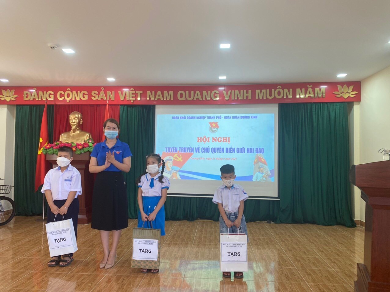 TUYÊN TRUYỀN VỀ BIÊN GIỚI HẢI ĐẢO VÀ TẶNG QUÀ CON CÁN BỘ, CHIẾN SỸ ĐANG LÀM NHIỆM VỤ TẠI HẢI ĐẢO