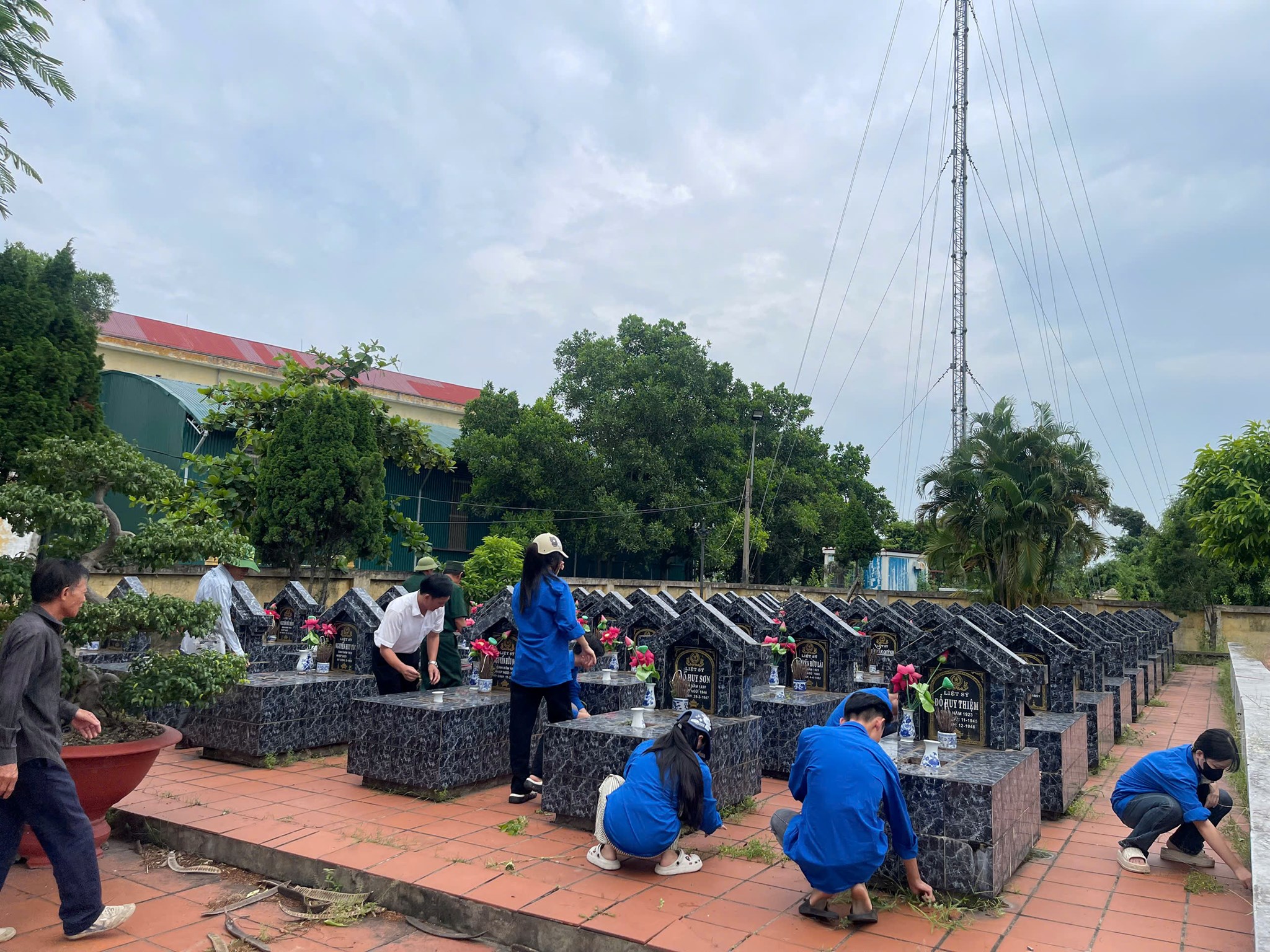 TUỔI TRẺ XÃ NAM SÁCH RA QUÂN VỆ SINH, TÔN TẠO NGHĨA TRANG LIỆT SĨ: SÁNG MÃI ĐẠO LÝ "UỐNG NƯỚC NHỚ NGUỒN"