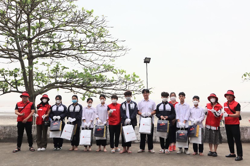 Quận đoàn Đồ Sơn: Trao quà cho học sinh là con em cán bộ, chiến sĩ đang công tác tại biên giới, hải đảo