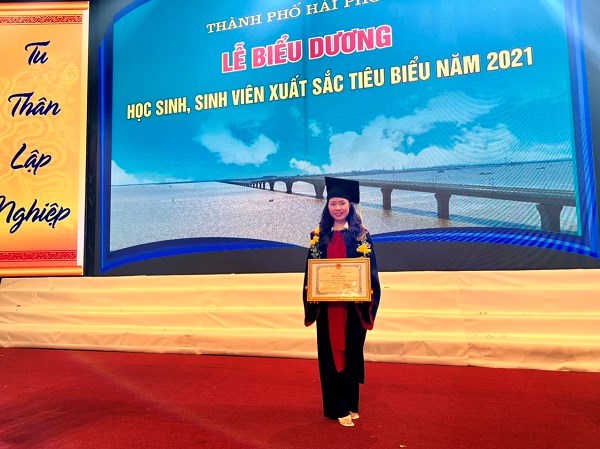 Phan Thị Thu Hường, sinh viên xuất sắc trong phong trào học tập, nghiên cứu khoa học, tấm gương tiêu biểu trong học tập và làm theo tư tưởng, đạo đức, phong cách Hồ Chí Minh