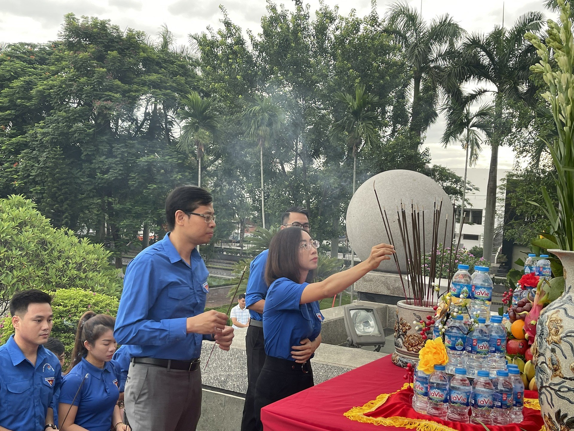 DÂNG HƯƠNG TẠI 2 ĐỊA CHỈ ĐỎ: ĐÀI TƯỞNG NIỆM CÁC ANH HÙNG LIỆT SĨ THÀNH PHỐ VÀ TƯỢNG ĐÀI ĐỒNG CHÍ NGUYỄN ĐỨC CẢNH
