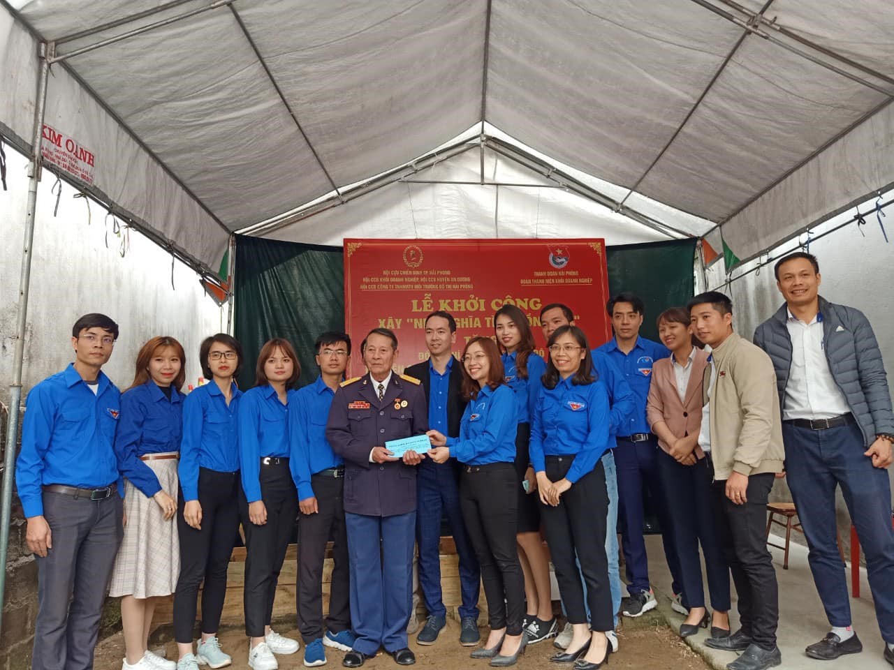 Thực hiện sự chỉ đạo của Ban Thường vụ Đoàn Khối, nhóm an sinh số 4 phối hợp với Hội cựu chiến binh Khối tổ chức Lễ khởi công xây, sửa nhà nhân ái cho ông Nguyễn Quang Độ, tại thị trấn An Dương, huyện An Dương.