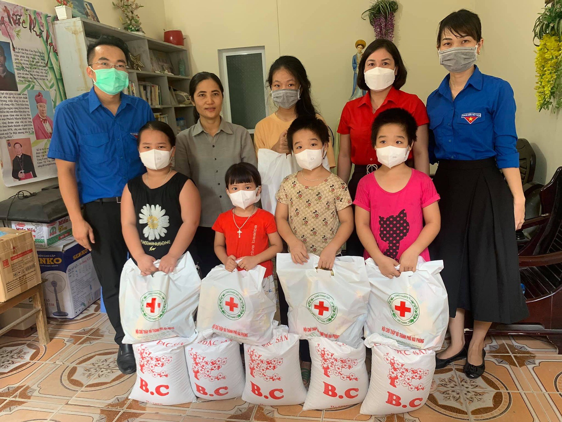 Trao tặng 45 suất quà cho 45 em học sinh mồ côi, học sinh có hoàn cảnh khó khăn trên địa bàn