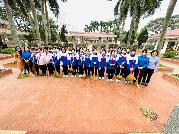 Đoàn phường Hải An phối hợp với Chi đoàn - Liên đội trường THCS Tràng Cát tổ chức Hành trình Địa chỉ đỏ, Tham gia tu bổ, tôn tạo, vệ sinh, chỉnh trang Nghĩa trang Liệt sĩ Tràng Cát