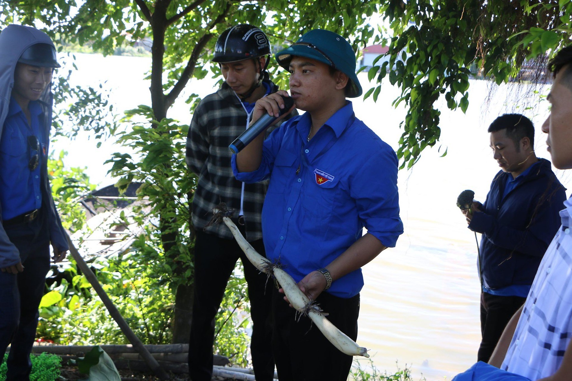 Tham quan mô hình câu lạc bộ thanh niên phát triển kinh tế