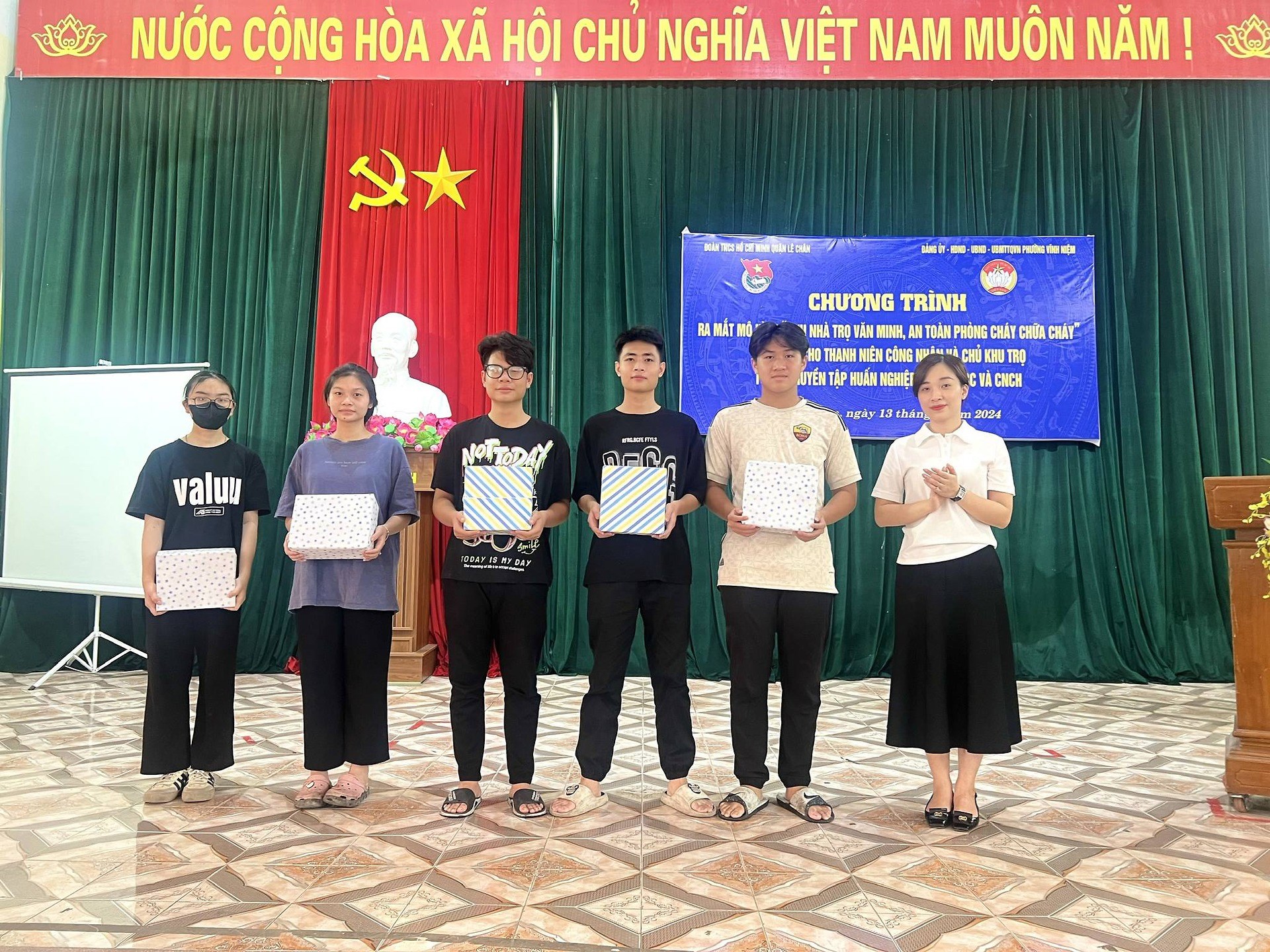 Hưởng ứng Tháng Thanh niên Công nhân, BTV Đoàn - Hội LHTN Việt Nam quận Lê Chân tổ chức Chương trình tặng quà cho thanh niên công nhân, trao tặng 9 suất quà, trị giá 3 triệu đồng