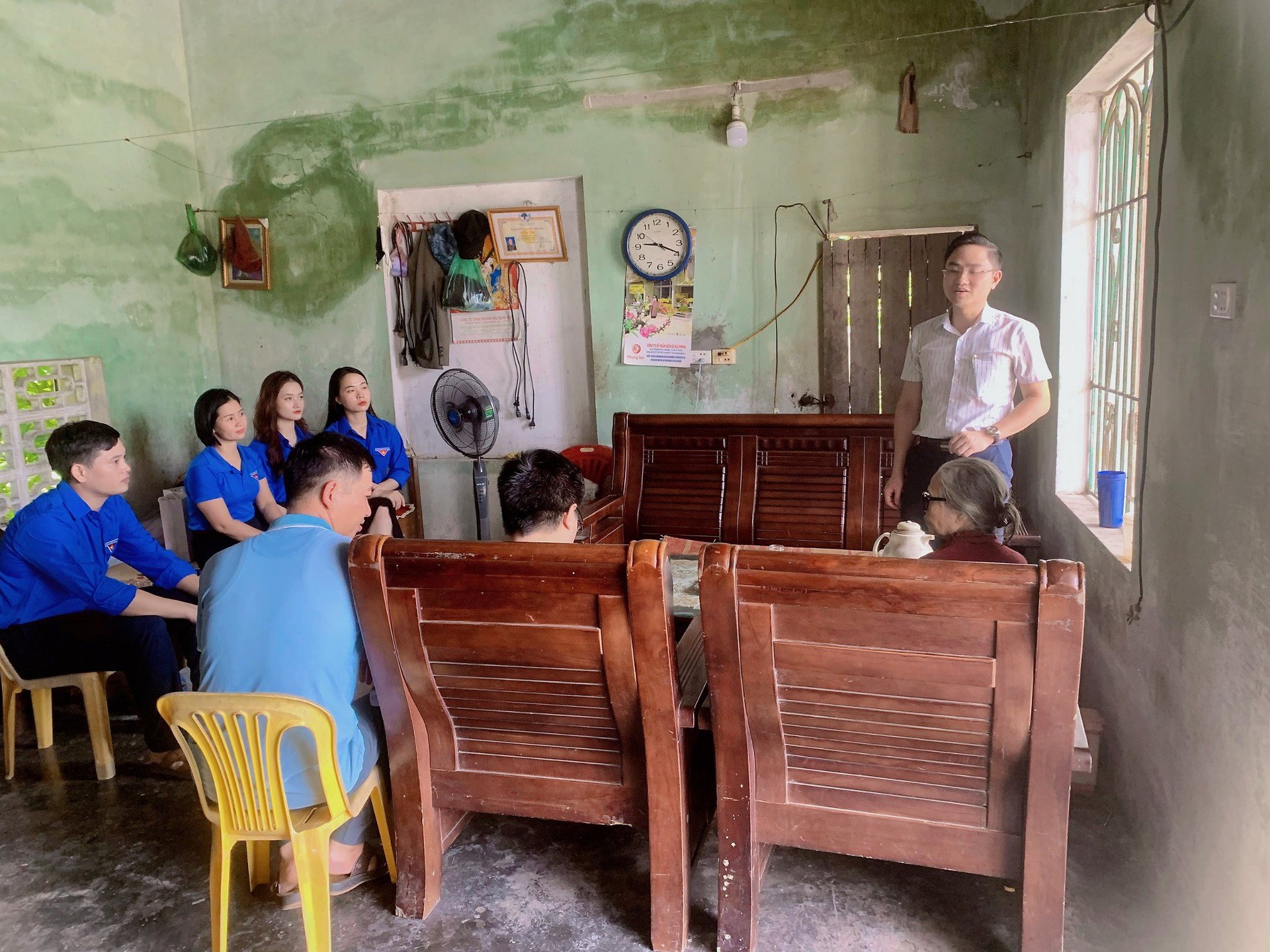 Thăm, tặng, tặng quà gia đình chính sách, cựu TNXP nhân kỷ niệm 75 năm ngày Thương binh, liệt sỹ