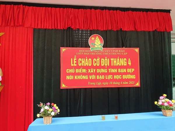 Xây dựng tình bạn đẹp nói không với bạo lực học đường" và  "Mỗi tuần 1 câu chuyện đẹp, 1 cuốn sách hay, 1 tấm gương sáng".