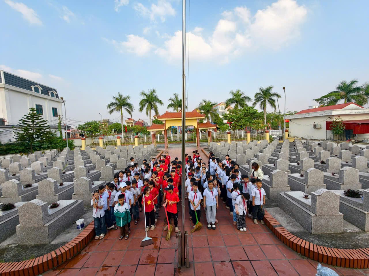 LIÊN ĐỘI TRƯỜNG TIỂU HỌC THANH TÙNG TỔ CHỨC HOẠT ĐỘNG TRẢI NGHIỆM GIÁO DỤC TRUYỀN THỐNG "UỐNG NƯỚC NHỚ NGUỒN'
