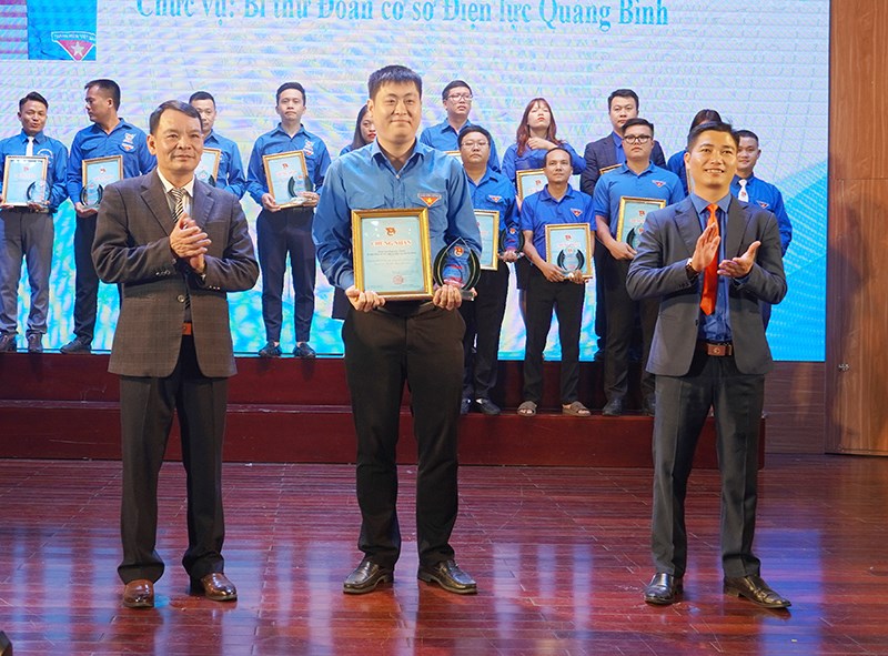 Đinh Gia Thành - Bí thư Đoàn cơ sở PC Quảng Bình được tuyên dương "Thanh niên tiên tiến làm theo lời Bác"