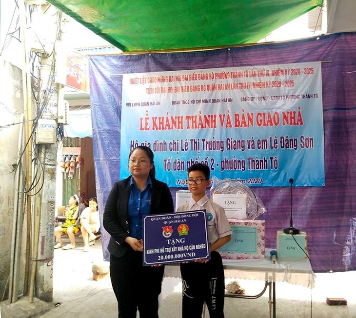 Bí thư Quận đoàn Nguyễn Thị Vân trao quà cho hộ gia đình