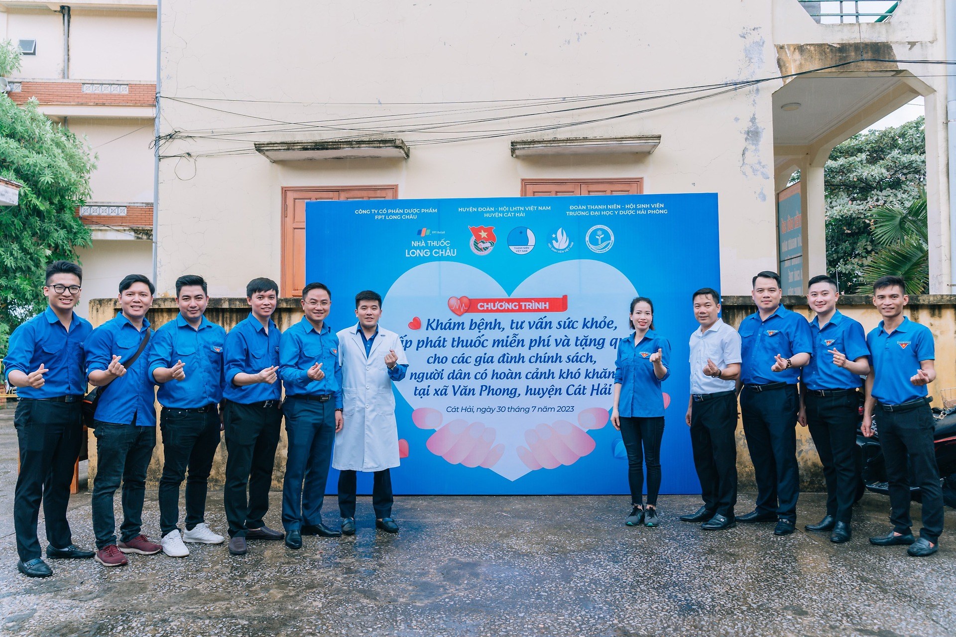 CHƯƠNG TRÌNH KHÁM BỆNH, TƯ VẤN SỨC KHỎE, CẤP PHÁT THUỐC MIỄN PHÍ VÀ TẶNG QUÀ CHO CÁC GIA ĐÌNH CHÍNH SÁCH, NGƯỜI DÂN CÓ HOÀN CẢNH KHÓ KHĂN TẠI XÃ VĂN PHONG HUYỆN CÁT HẢI NĂM 2023