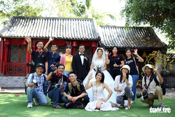 Theo chân nhóm nhiếp ảnh gia chụp ảnh cưới giá 0 đồng