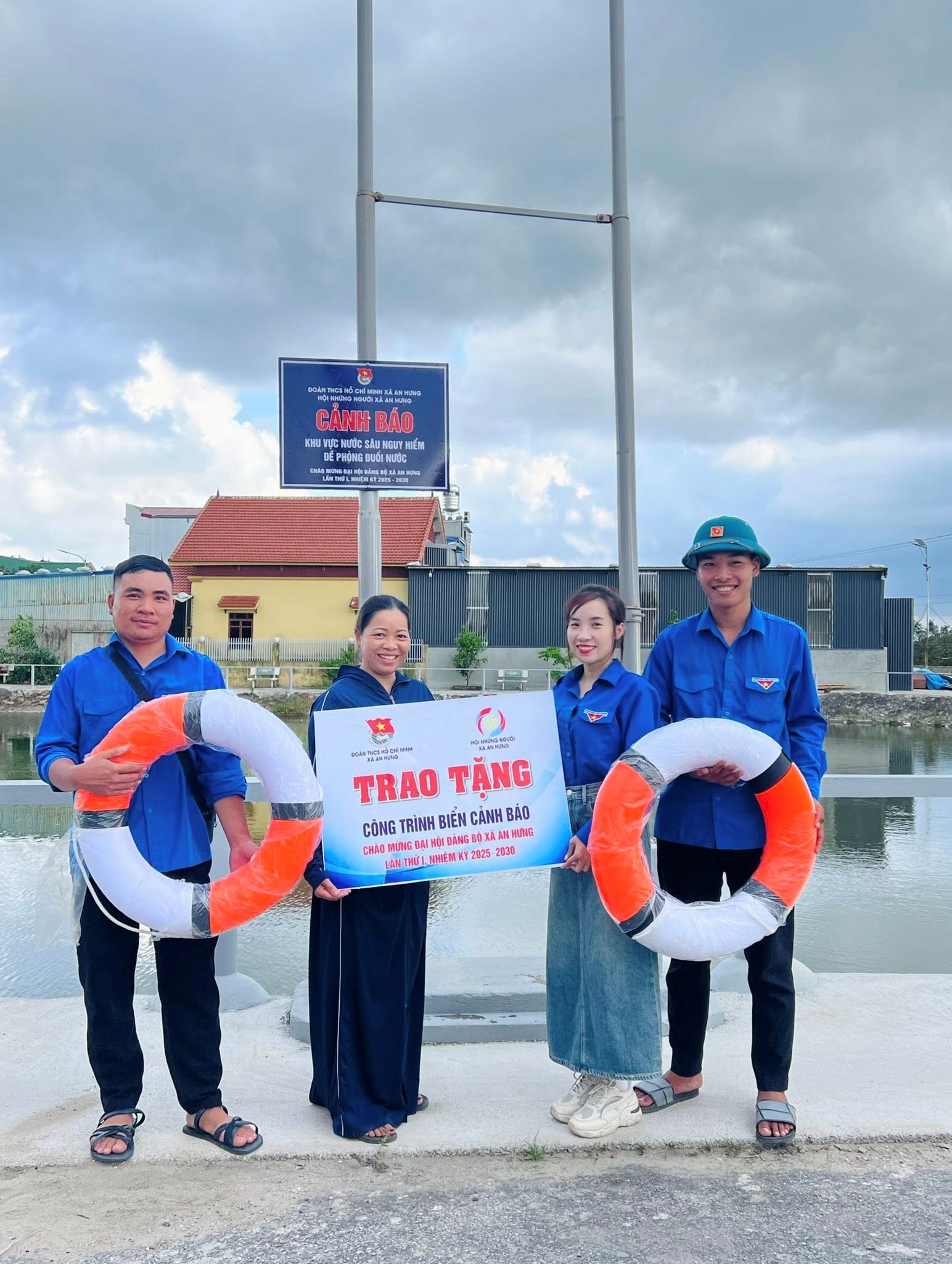 ĐOÀN XÃ AN HƯNG TRAO TẶNG CÔNG TRÌNH BIỂN CẢNH BÁO CHỐNG ĐUỐI NƯỚC, ĐỀ PHÒNG TAI NẠN GIAO THÔNG; TRANG BỊ PHAO CỨU SINH TẠI KHU VỰC AO, HỒ TIỀM ẨN NGUY CƠ ĐUỐI NƯỚC