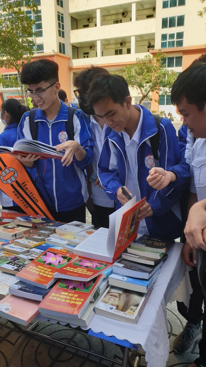 Đoàn thanh niên trường Đại học Hàng Hải tổ chức gian hàng trao đổi, thảo luận về các cuốn sách viết về Bác Hồ.