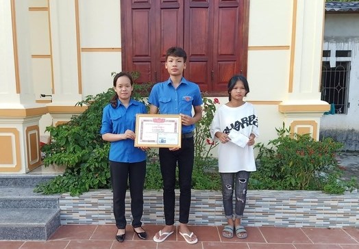 Tặng Huy hiệu Tuổi trẻ dũng cảm cho đoàn viên cứu người rơi xuống suối sâu