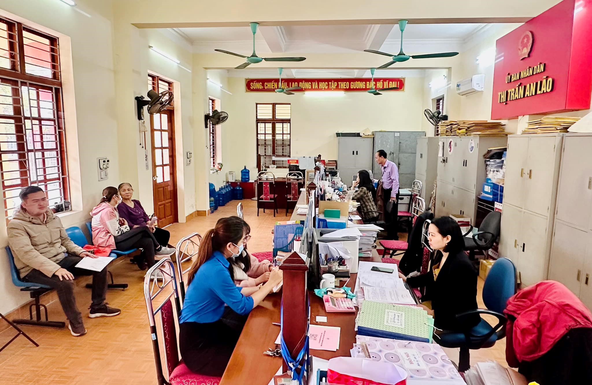 Hoạt động "Ngày thứ bảy tình nguyện giải quyết thủ tục hành chính cho nhân dân"
