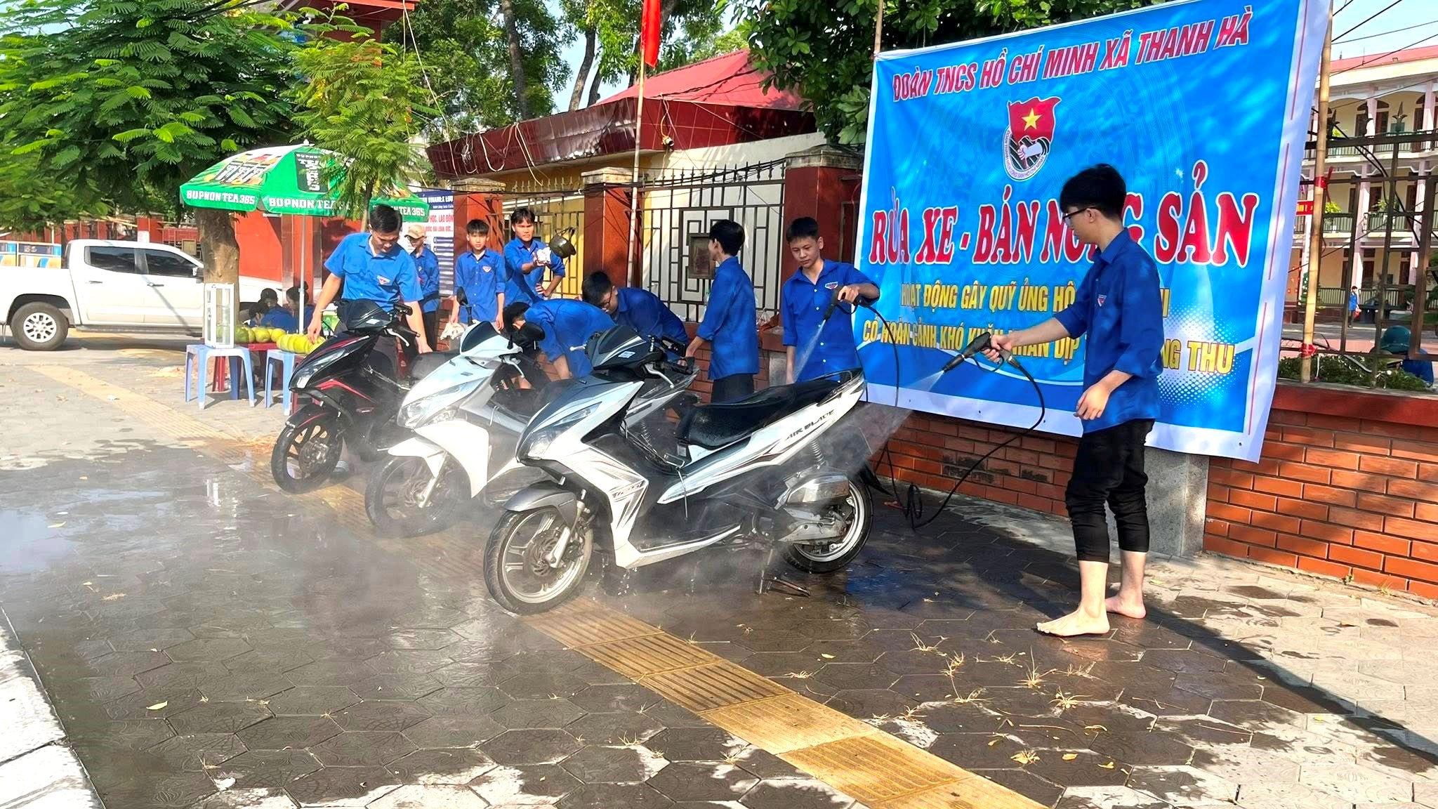 Đoàn thanh niên xã Thanh Hà tổ chức chương trình rửa xe và bán nông sản gây quỹ tặng quà cho trẻ em nghèo, có hoàn cảnh khó khăn