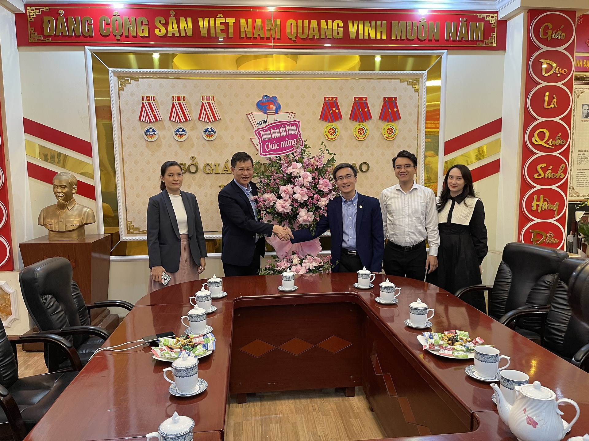 TẬP THỂ THƯỜNG TRỰC THÀNH ĐOÀN TẶNG HOA CHÚC MỪNG NGÀY NHÀ GIÁO VIỆT NAM